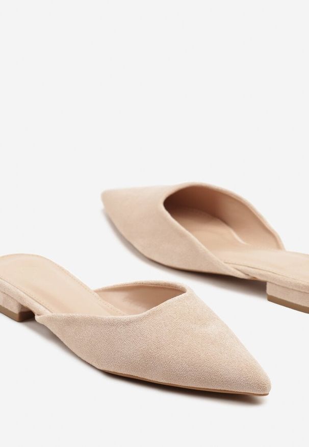 Renee - Beżowe Klapki Typu Mule z Noskiem w Szpic Ferraza. Okazja: na co dzień. Kolor: beżowy. Materiał: jeans. Obcas: na obcasie. Styl: elegancki, casual. Wysokość obcasa: niski