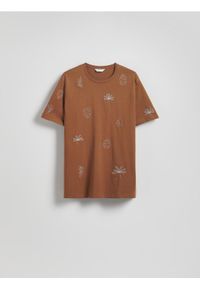 Reserved - T-shirt regular z haftem - warm olive. Materiał: bawełna, dzianina. Wzór: haft