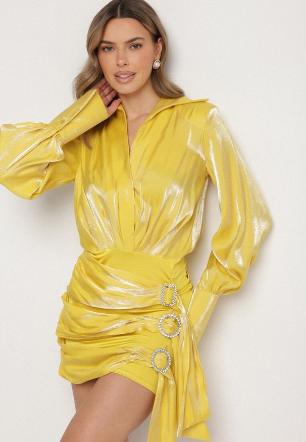 Born2be - Żółta Sukienka Satynowa z Biżuteryjnymi Klamrami i Drapowaniem Mevaleine. Okazja: na co dzień. Kolor: żółty. Materiał: satyna. Długość rękawa: długi rękaw. Styl: casual