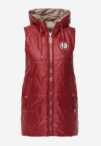 Renee - Czerwona Długa Kamizelka Pikowana z Nieodpinanym Kapturem Ozdobiona Naszywką Kasseda. Okazja: na co dzień. Kolor: czerwony. Materiał: poliester, jeans. Długość: długie. Wzór: aplikacja. Styl: casual #7