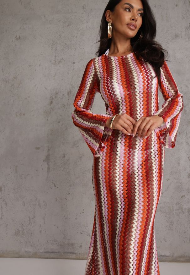 Renee - Bordowa Sukienka Dopasowana w Stylu Boho z Plecionego Materiału w Paski Nasehle. Okazja: na co dzień, na plażę. Kolor: czerwony. Materiał: materiał. Długość rękawa: długi rękaw. Wzór: paski. Typ sukienki: dopasowane. Styl: boho