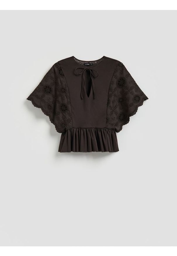 Reserved - Bluzka z ażurowym haftem - ciemnobrązowy. Kolor: brązowy. Materiał: dzianina. Wzór: haft, ażurowy