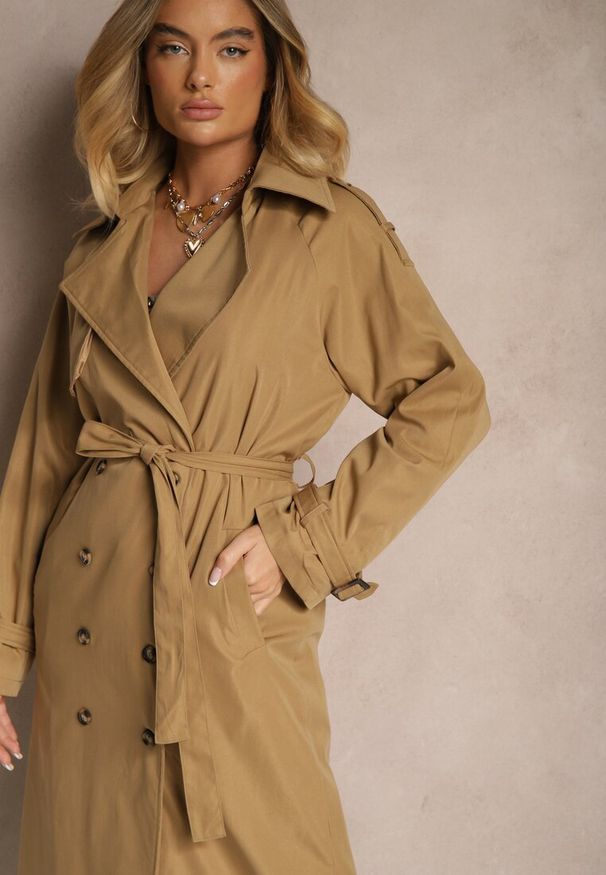 Renee - Jasnobrązowy Płaszcz o Wydłużonym Fasonie Trencza z Guzikami i Paskiem Dennime. Kolor: brązowy. Długość: długie