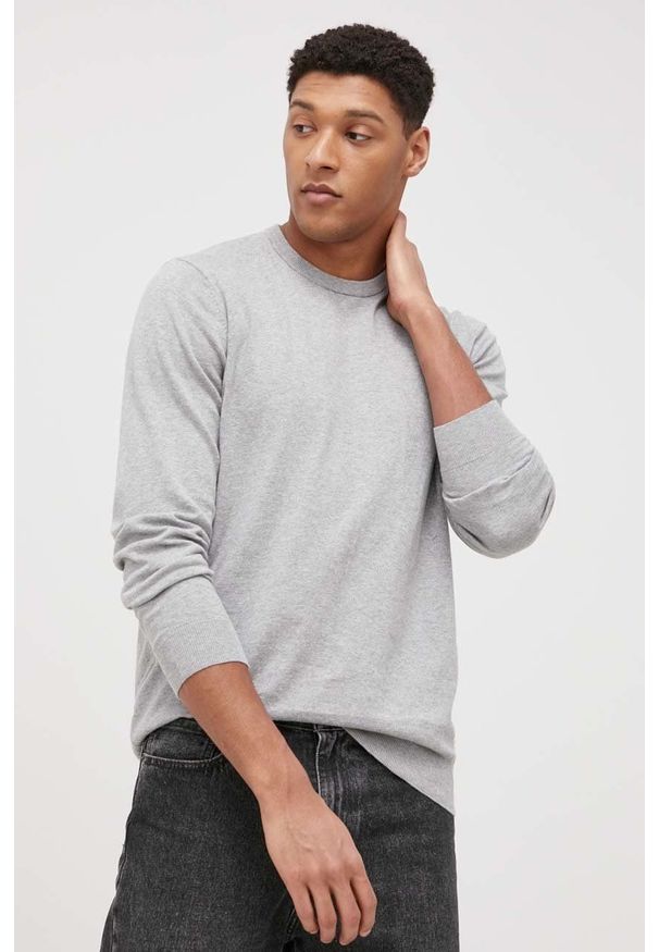 Wrangler Sweter bawełniany męski kolor szary lekki. Okazja: na co dzień. Kolor: szary. Materiał: bawełna. Długość rękawa: długi rękaw. Długość: długie. Styl: casual