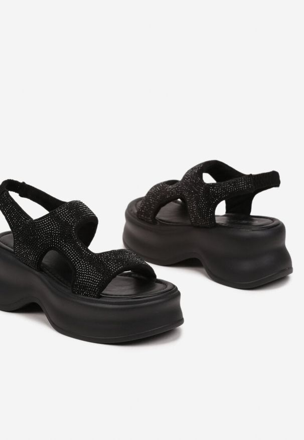 Born2be - Czarne Sandały na Grubej Podeszwie z Tłoczeniem i Cyrkoniami Neolirae. Okazja: na co dzień. Kolor: czarny. Wzór: aplikacja. Sezon: lato. Styl: elegancki, casual