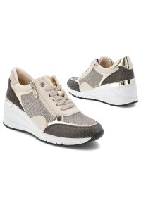 Beżowe Sneakersy Marco Tozzi Modne Obuwie Damskie Na Koturnie. Okazja: na co dzień. Zapięcie: zamek. Kolor: beżowy. Materiał: jeans, materiał. Szerokość cholewki: normalna. Obcas: na koturnie. Styl: elegancki, casual
