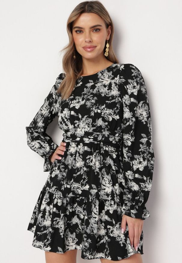 Born2be - Czarna Rozkloszowana Sukienka o Kwiatowym Wzorze z Falbanką i Gumką w Talii Sarasila. Kolor: czarny. Wzór: kwiaty
