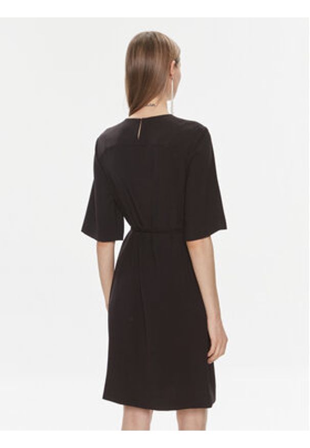 Calvin Klein Sukienka codzienna K20K206375 Czarny Regular Fit. Okazja: na co dzień. Kolor: czarny. Materiał: syntetyk. Typ sukienki: proste. Styl: casual
