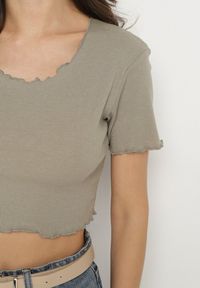 Born2be - Ciemnozielony Prążkowany T-shirt z Bawełną Adlesa. Okazja: na co dzień. Kolor: zielony. Materiał: bawełna, prążkowany. Styl: casual #5