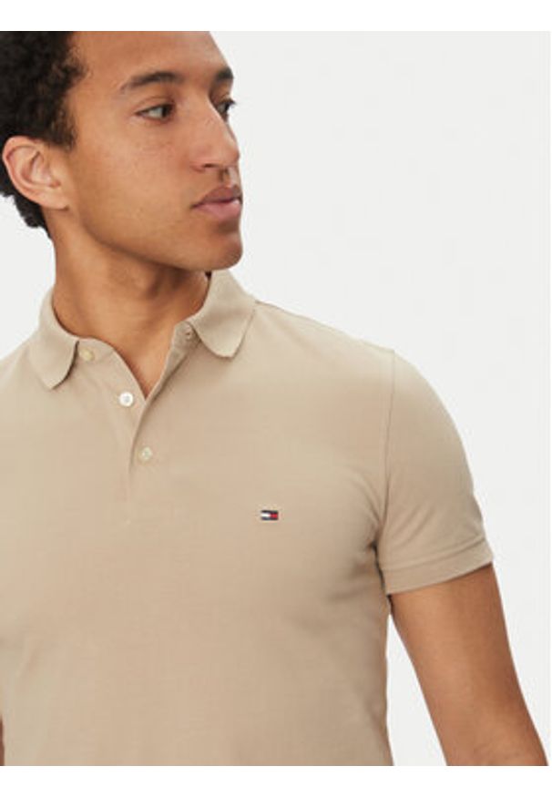 TOMMY HILFIGER - Tommy Hilfiger Polo 1985 MW0MW17771 Beżowy Slim Fit. Typ kołnierza: polo. Kolor: beżowy. Materiał: bawełna