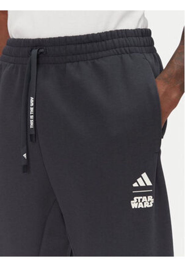 Adidas - adidas Spodnie dresowe Star Wars The Mandalorian™ JI5724 Szary Regular Fit. Kolor: szary. Materiał: bawełna. Wzór: motyw z bajki