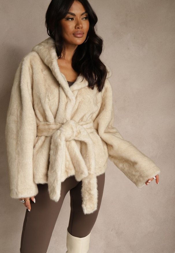 Renee - Beżowa Futerkowa Kurtka z Kapturem i Wiązanym Paskiem Zetele. Typ kołnierza: kaptur. Kolor: beżowy. Materiał: koronka, jeans