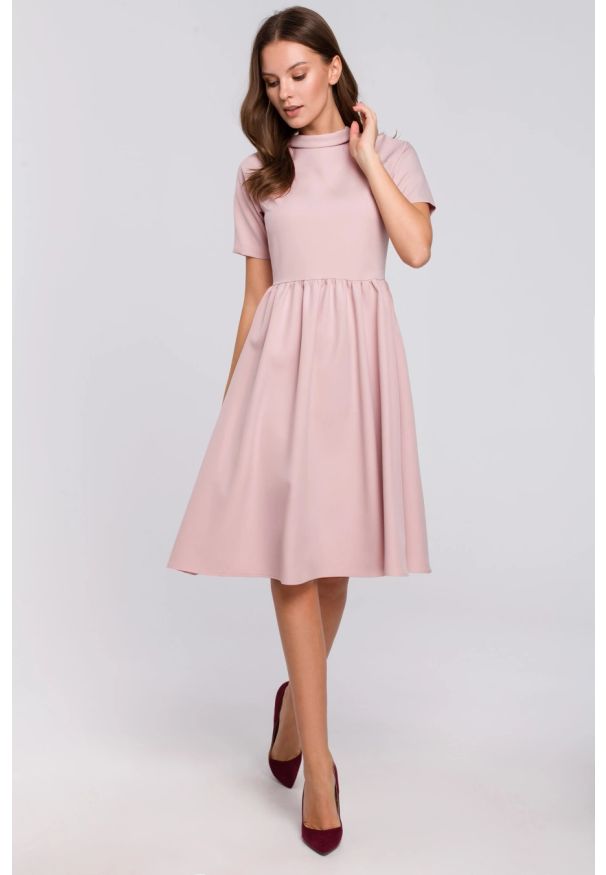 Sukienki.shop - Elegancka rozkloszowana sukienka z wywiniętą stójką różowa. Okazja: do pracy. Typ kołnierza: kołnierzyk stójkowy. Kolor: czerwony, różowy. Styl: elegancki