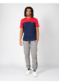 Fila T-Shirt "Tee" | FAM0325 | Mężczyzna | Czerwony, Granatowy. Okazja: na co dzień. Kolor: czerwony, wielokolorowy, niebieski. Materiał: bawełna. Styl: casual