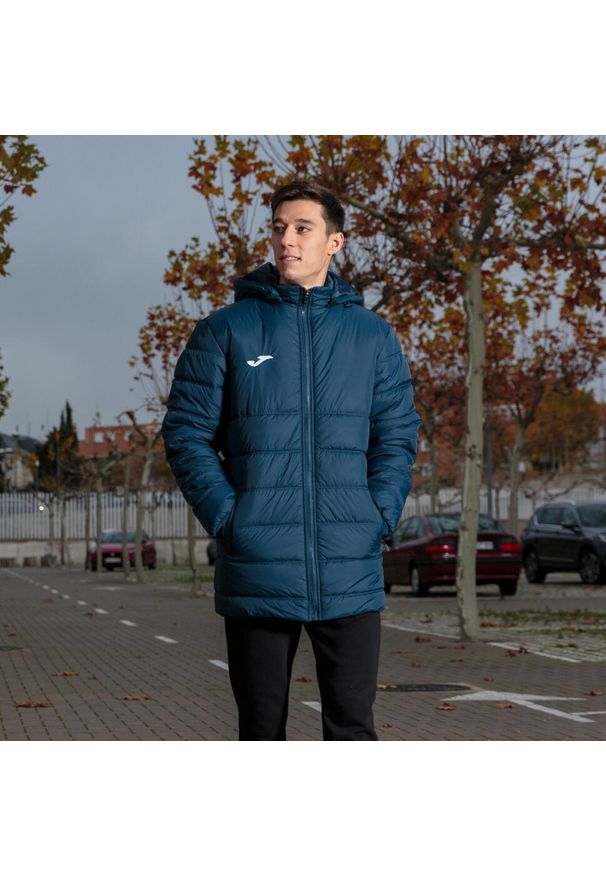 Kurtka uniwersalna męska Joma Urban IV. Typ kołnierza: kaptur. Kolor: niebieski. Materiał: puch. Długość: długie. Sport: turystyka piesza