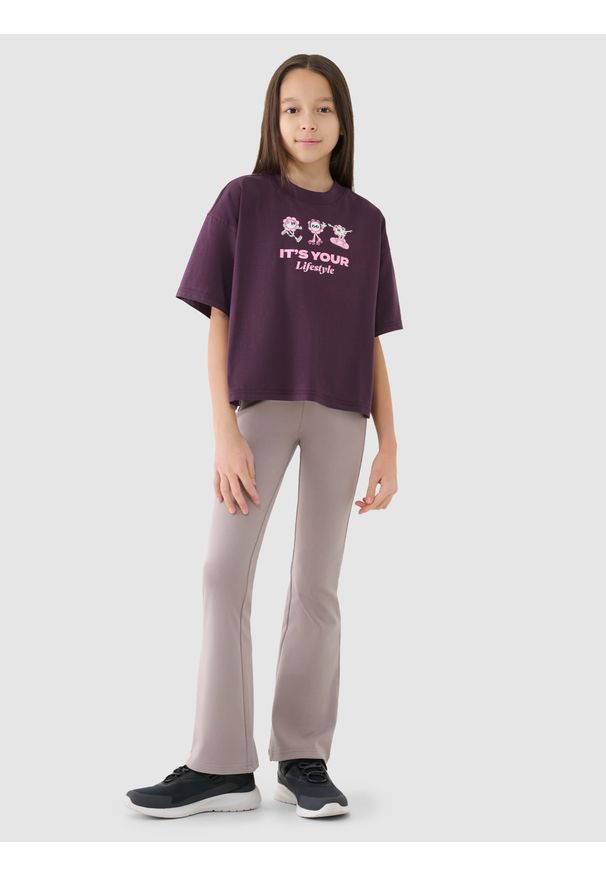 4f - 4F Crop top oversize z nadrukiem dziewczęcy - fioletowy 152 (11-12 lat). Okazja: na co dzień. Kolor: fioletowy. Materiał: jersey, dzianina, bawełna. Długość rękawa: krótki rękaw. Długość: krótkie. Wzór: nadruk. Sezon: lato. Styl: casual, sportowy