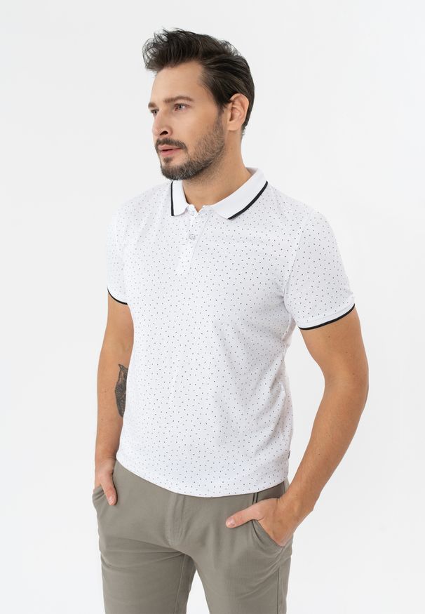 Volcano - Polo męskie z wzorem O-GLACIER. Typ kołnierza: polo. Kolor: biały. Materiał: prążkowany, bawełna, skóra, materiał. Długość rękawa: krótki rękaw. Długość: krótkie. Wzór: kolorowy. Styl: klasyczny, sportowy