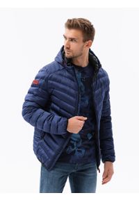Ombre Clothing - Sportowa pikowana męska kurtka o satynowym wykończeniu – ciemnoniebieska V11 - Rozmiar: S. Okazja: na co dzień. Typ kołnierza: kołnierzyk stójkowy. Kolor: niebieski. Materiał: satyna. Długość: długie. Wzór: aplikacja. Styl: sportowy