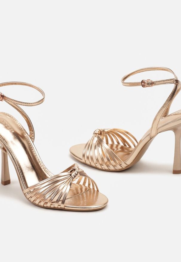 Born2be - Szampańskie Sandały na Szpilce z Ozdobnym Supełkiem Vloeli. Okazja: na randkę, na ślub cywilny, na wesele. Zapięcie: sprzączka. Kolor: złoty. Wzór: aplikacja. Obcas: na szpilce. Styl: elegancki, wizytowy