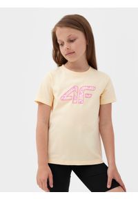 4F JUNIOR - T-shirt z nadrukiem dziewczęcy - żółty. Okazja: na co dzień. Kolor: żółty. Materiał: dzianina, jersey, bawełna. Długość rękawa: krótki rękaw. Długość: krótkie. Wzór: nadruk. Sezon: lato. Styl: klasyczny, casual, sportowy