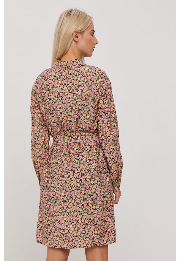 Vero Moda - Sukienka. Kolor: różowy. Materiał: tkanina. Długość rękawa: długi rękaw. Typ sukienki: rozkloszowane
