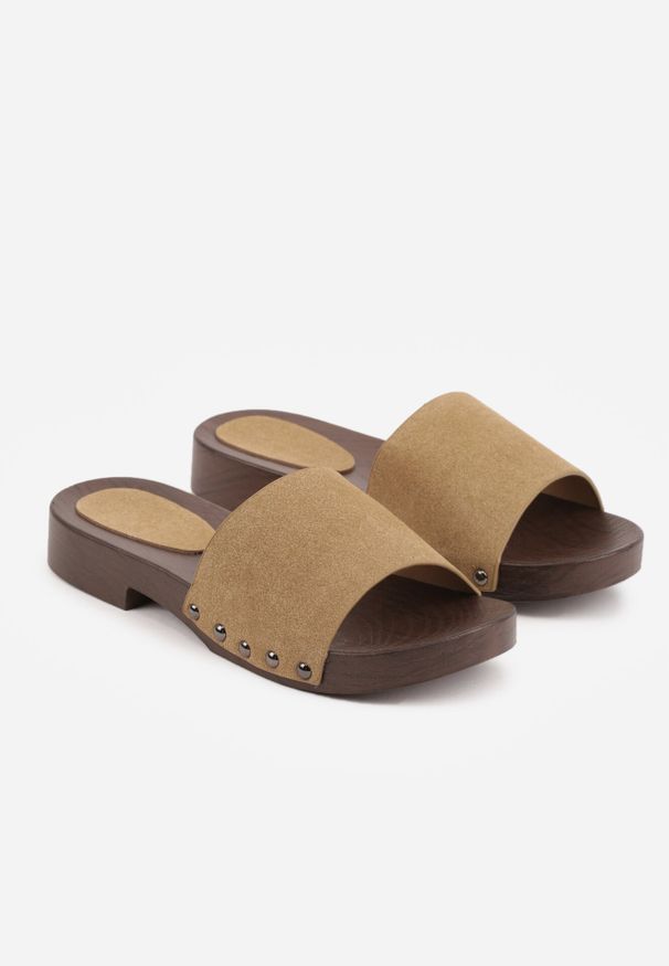 Born2be - Ciemnobeżowe Klapki Ozdobione Nitami Thronisei. Okazja: na co dzień. Kolor: beżowy. Materiał: jeans. Wzór: aplikacja. Styl: casual