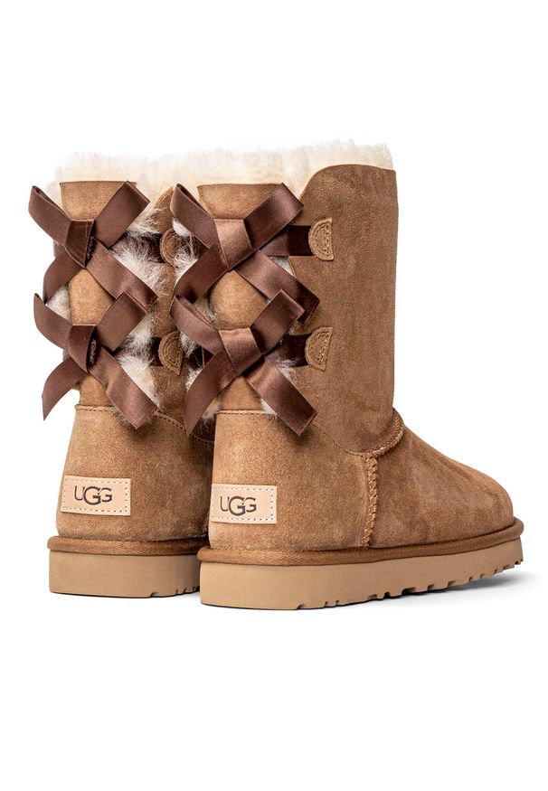 Ugg - UGG W Bailey Bow II Buty zimowe damskie. Okazja: na plażę. Kolor: brązowy. Materiał: wełna, zamsz, materiał. Szerokość cholewki: normalna. Wzór: aplikacja. Sezon: zima. Styl: młodzieżowy, elegancki, klasyczny