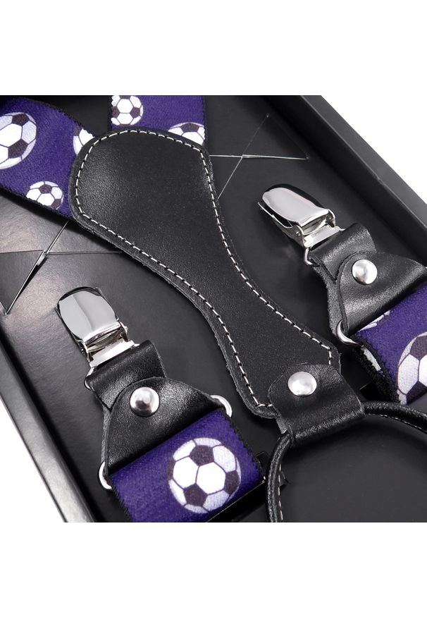 Modini - Fioletowe szelki męskie w piłki nożne SZ67. Kolor: fioletowy. Materiał: skóra, guma