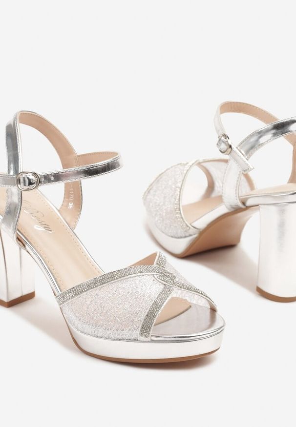 Renee - Srebrne Transparentne Sandały na Słupkowym Obcasie Zdobione Brokatem Valdiva. Zapięcie: pasek. Kolor: srebrny. Materiał: jeans. Wzór: aplikacja. Obcas: na obcasie. Styl: wizytowy. Wysokość obcasa: średni