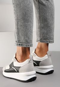 Renee - Biało-Czarne Sneakersy Thessina. Zapięcie: sznurówki. Kolor: biały. Materiał: nubuk, syntetyk, jeans, dresówka. Szerokość cholewki: normalna. Obcas: na płaskiej podeszwie