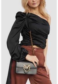 Pinko - PINKO Czarna kopertówka Love One Mini DC. Kolor: czarny. Materiał: skórzane. Styl: casual, elegancki #5