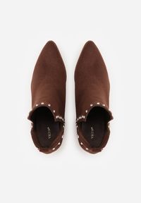 Born2be - Brązowe Ażurowe Botki Vices na Obcasie Ozdobione Wycięciem i Nitami Lilfedi. Okazja: na co dzień, na imprezę. Kolor: brązowy. Materiał: skóra, jeans. Wzór: ażurowy, aplikacja. Sezon: zima, jesień. Obcas: na obcasie. Styl: casual, wizytowy. Wysokość obcasa: średni #3