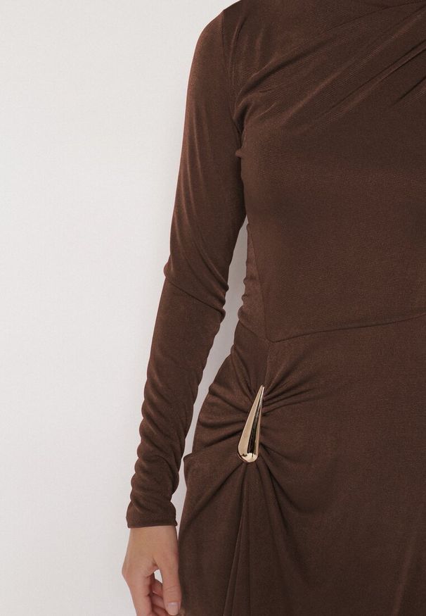 Born2be - Brązowa Koktajlowa Sukienka Ozdobiona Metaliczną Aplikacją i Marszczeniem z Boku Retima. Kolor: brązowy. Wzór: aplikacja. Styl: wizytowy