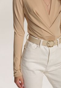 Renee - Jasnobeżowe Kopertowe Body Longsleeve z Wiskozą Wintersong. Typ kołnierza: dekolt kopertowy. Kolor: beżowy. Materiał: wiskoza. Długość rękawa: długi rękaw. Długość: długie #5