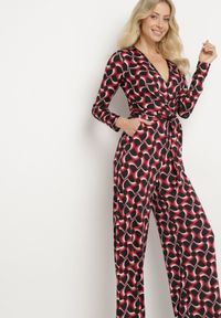 Born2be - Bordowo-Czarny Wzorzysty Kombinezon Kopertowy z Wiskozą z Szerokimi Nogawkami i Paskiem Aotavia. Okazja: na co dzień. Kolor: czerwony. Materiał: wiskoza. Styl: casual