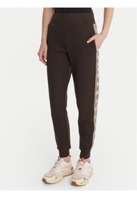 Guess Spodnie dresowe V2YB15 KB3P2 Brązowy Regular Fit. Kolor: brązowy. Materiał: syntetyk #1