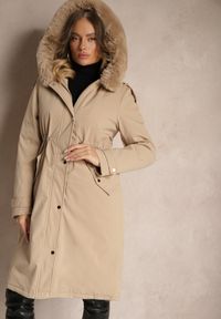 Renee - Beżowa Długa Kurtka o Fasonie Parki z Futerkiem Edelais. Okazja: na co dzień. Kolor: beżowy. Materiał: futro. Długość: długie. Styl: elegancki, casual #5