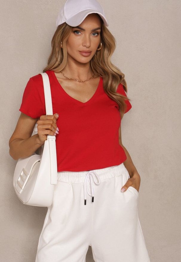 Renee - Czerwony Bawełniany T-shirt z Trójkątnym Dekoltem Linalitia. Okazja: na co dzień. Kolor: czerwony. Materiał: bawełna. Styl: casual