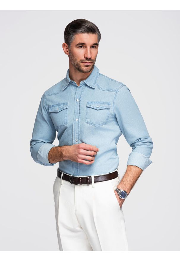 Ombre Clothing - Koszula męska jeansowa na zatrzaski z kieszonkami - jasnoniebieska V1 - Rozmiar: M. Okazja: na co dzień, do pracy. Typ kołnierza: kołnierzyk klasyczny. Kolor: niebieski. Materiał: jeans. Długość rękawa: długi rękaw. Długość: długie. Wzór: gładki. Styl: casual, klasyczny