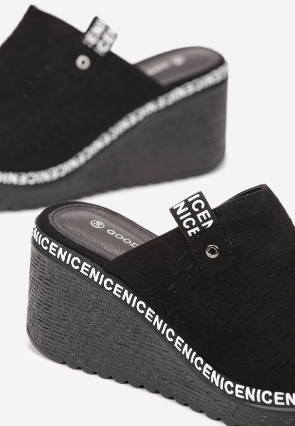 Born2be - Czarne Klapki na Koturnie z Szerokim Paskiem i Perforacją Givika. Kolor: czarny. Obcas: na koturnie