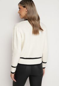 Born2be - Jasnobeżowy Sweter Kardigan z Wiskozy z Naszywką Serca i Perłowymi Kieszeniami Aradhya. Kolor: beżowy. Materiał: wiskoza. Wzór: aplikacja
