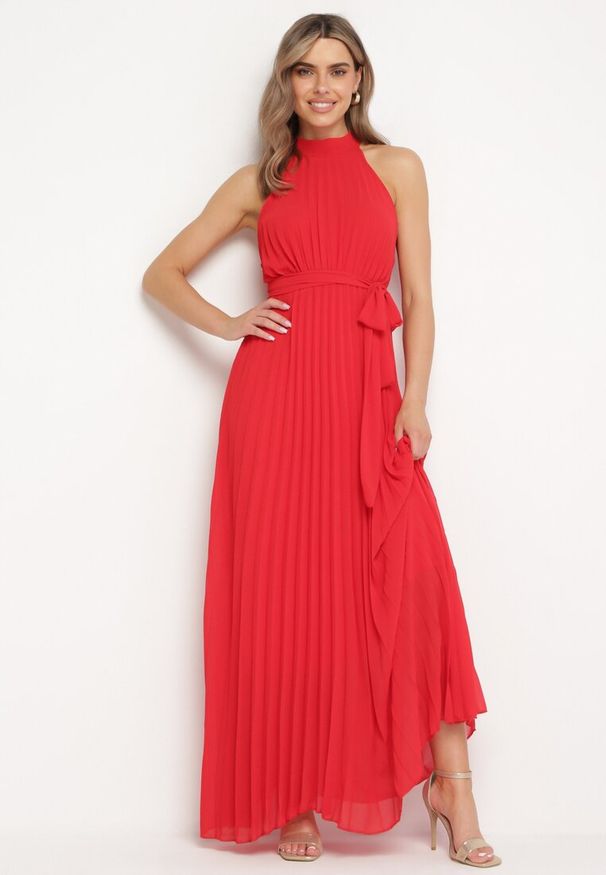 Born2be - Czerwona Plisowana Sukienka Maxi z Gumką w Pasie i Rozkloszowanym Dołem Tehe. Kolor: czerwony. Materiał: materiał, tkanina. Długość: maxi