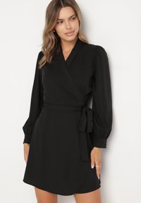 Born2be - Czarna Kopertowa Sukienka Ozdobiona Paskiem Nalimera. Kolor: czarny. Wzór: aplikacja. Typ sukienki: kopertowe. Styl: klasyczny, elegancki