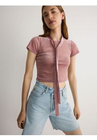 Reserved - Meshowa bluzka z szalem - różowy. Kolor: różowy. Materiał: dzianina, welur