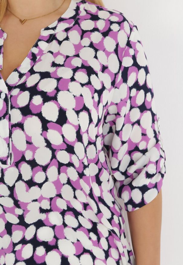 Born2be - Fioletowo-Biała Bluzka z Trójkątnym Dekoltem w Fantazyjny Print Anola. Okazja: na co dzień, do pracy. Kolor: fioletowy. Wzór: nadruk. Styl: casual