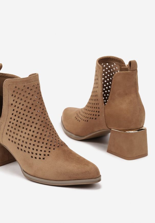 Born2be - Ciemnobeżowe Botki Vices na Słupku z Metaliczną Wstawką i Ażurowym Zdobieniem Vleferdia. Kolor: beżowy. Wzór: ażurowy, aplikacja. Obcas: na słupku