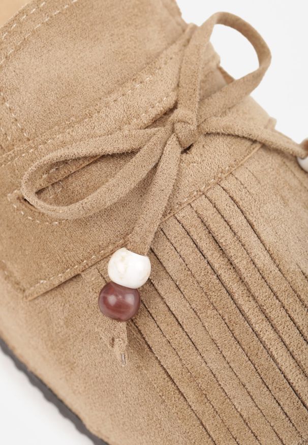 Renee - Ciemnobeżowe Klapki Mule na Płaskiej Podeszwie z Frędzlami Kokardą i Koralikami Zinriara. Okazja: na co dzień. Nosek buta: otwarty. Kolor: beżowy. Materiał: jeans. Wzór: haft, aplikacja. Obcas: na płaskiej podeszwie. Styl: boho, casual, elegancki