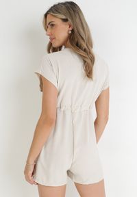 Born2be - Beżowy Krótki Kombinezon z Krótkim Rękawem i Ściągaczem w Talii Aliaa. Kolor: beżowy. Materiał: materiał. Długość rękawa: krótki rękaw. Długość: krótkie #3