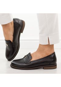 Czarne skórzane mokasyny damskie Cambell 19381. Okazja: na co dzień. Nosek buta: okrągły. Kolor: czarny. Szerokość cholewki: normalna. Wzór: aplikacja. Materiał: skóra. Sezon: wiosna, jesień, lato. Obcas: na obcasie. Styl: casual, elegancki, klasyczny. Wysokość obcasa: niski #1