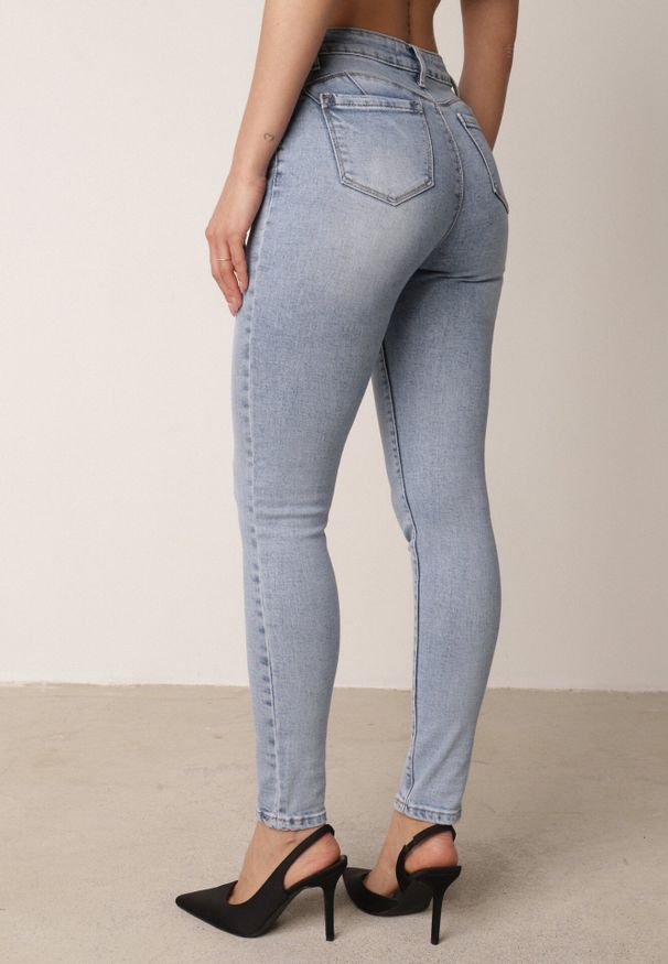 Born2be - Niebieskie Dopasowane Jeansy z Bawełną i Modelującym Przeszyciem Janiah. Okazja: na co dzień, do pracy. Kolor: niebieski. Styl: casual